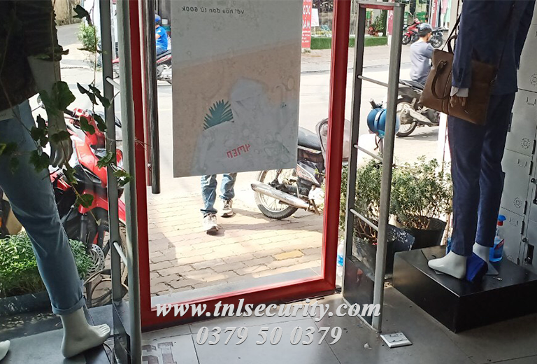 lap-dat-cua-tu-an-ninh-cho-shop-thoi-trang-4men-tai-thu-duc